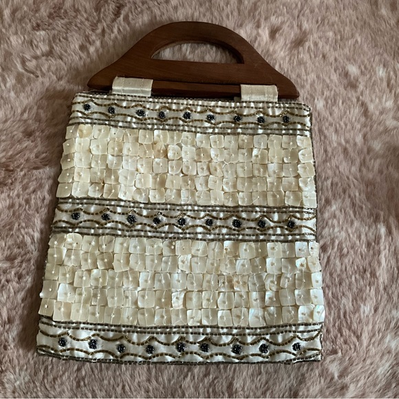 New shell detail purse. - Picture 2 of 4
